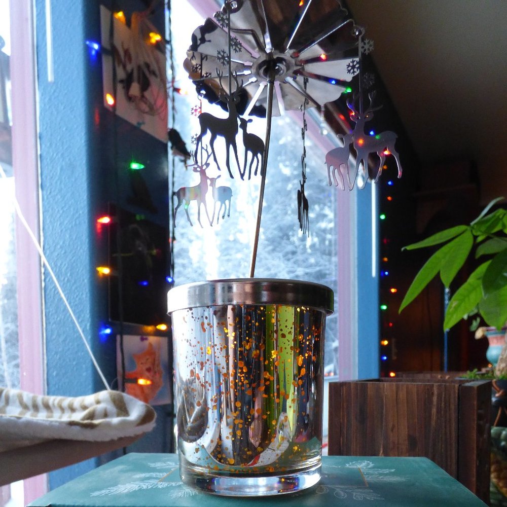 FESTIVE CHRISTMAS STAR ADVENT CANDLE WITH ROTATING STAG